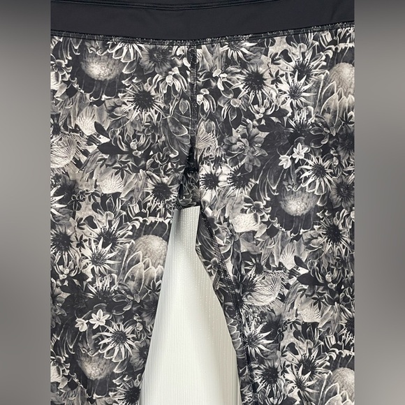 Lululemon Up The Pace Crop Flowabunga Black Angel Wing / Black / Angel Wing Sz 6 - Picture 10 of 11